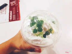 Trà sữa ở đây giá thành hạt dẻ hơn các quán trà sữa khác . Trà sữa kem tuyết thì nhiều kem quá trời luôn , ăn đến no <3 Không phải thêm tiền mà đã có sẵn topping rùi <3 Tóm lại là vote cho quán nkaaa