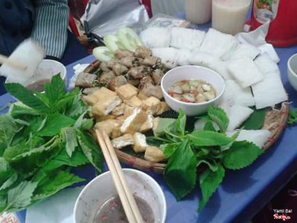 Mẹt bún rất đầy đặn luôn, hai người ăn no