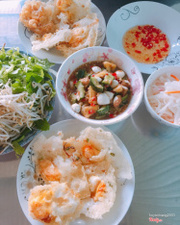 Bánh khọt ở đây giòn, nước mắm nêm rất ngon, nước mắm ngọt pha cũng vừa ăn. Điểm trừ là: hơi nhiều dầu nên ăn hơi ngán và cay quá ăn không được nhiều:(. Nhưng vẫn là món ngon xứng đáng thử. Quán mới sửa sang lại không gian thoáng mát và chỗ ngồi rộng rãi hơn ♥️