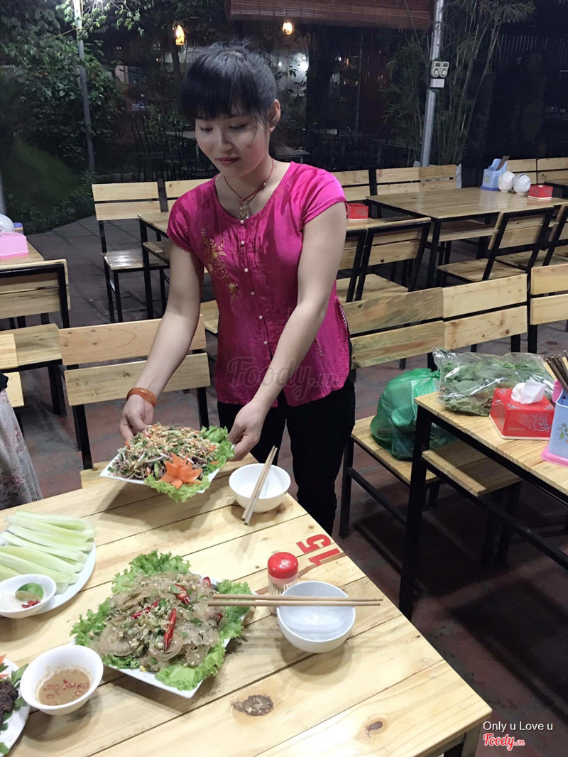 Phục vụ xinh xắn, ngoan hiền và nhanh nhẹn