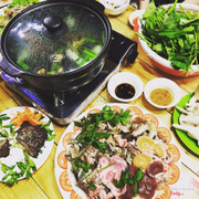 Nồi nước dùng và đĩa nhân cho lẩu lòng bò