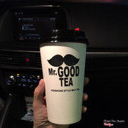 MRGOODTEA Lạch Tray là quán ruột của mình luôn roài. Ngày nào cũng phải ghé qua để rinh về 1 ông trà này. Vị mình thích nhất và quen thuộc là trà sữa MỘC HƯƠNG . Hôm nay vì hơi lạnh chút nên mình chọn sang MỘc Hương có thể nóng. Hihi ngon lắm nhé các bạn thích hợp cho những bạn nào k thể uống đc lạnh luôn nha. Vị trà vẫn thơm ngậy không khác gì đồ uống lạnh mình vẫn uống. Đó là giải pháp cho những con nghiện trà sữa như mình khi mùa đông như thế này. View quán nhỏ xinh, mình ấn tượng nhất là mùi thơm của trà và topping khi các bạn ấy nấu ý. Quán nhỏ xinh nhưng lúc nào cũng rất đông nha. Cảm giác ấm cúng vô cùng. Nhân viên thân thiệt và nhiệt tình, dễ tính nữa chứ. Dù có nhiều thương hiệu trà sữa mọc lên nhưng mình vẫn rất trung thành với Ông Trà Tốt. Ngon bổ rẻ mà chất lượng giá cả sinh viên. Không có gì để chê luôn các bạn ạ :)))