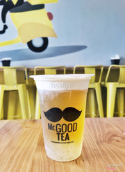 Mr Good Tea mới ra mấy vị trà kem chesse mới, mình thì quen gọi oolong rồi nên ra đây cũng gọi chỉ gọi oolong thôi. Theo mình thì vị trà hơi nhạt, không thơm cho lắm, cả kem chesse cũng không rõ mùi chesse, hơi lỏng so với các quán khác. Bạn mình gọi Lúa mạch kem chese, mình uống thử thì thấy na ná sữa gạo rang Hàn Quốc phải đến 60-70%. Còn topping ở đây thì khỏi bàn rồi, mình khá là thích topping ở đây, đặc biệt là pudding với trân châu trắng, best ngon luôn.