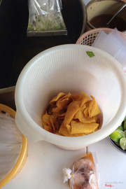 Ăn thay bánh tôm ... Lá hoành thánh chiên :)