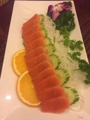 Sashimi cá hồi, có lá kim kèm theo để cuộn