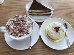 Capuccino và bánh Edelwess, bánh Tiramisu