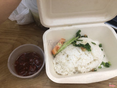 Ôi trời ơi tin được ko ? 57k mắm ruốt tôm thịt . Hộp cơm mạ vàng nha mọi người 😂😂😂 ko biết nói gì nữa 