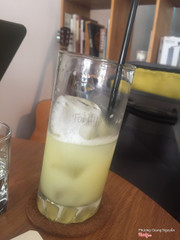 Nước ép bưởi ngon vs cái ly nghiêng