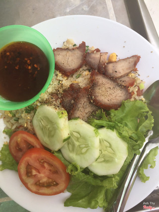 Phần cơm gà xé cá mặn thêm xá xíu cơm chiên nóng hổi thơm phức mùi cá mặn , thit gà xé nhiều có cả trứng chiên cùng 👍🏻