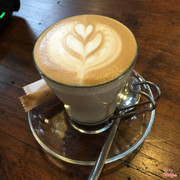 Không gian quán ở đây cực rộng rãi, thoáng mát, phong cách tây tây, có nhiều loại máy pha cafe nhìn rất hay. Thức uống ngon, art đẹp và phục vụ rất tận tình và dễ thương 