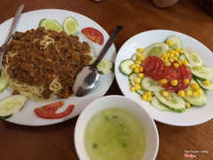 mì spaghetti sốt bò bằm + salad việt nam 