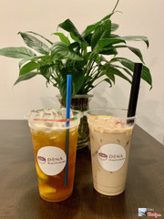 Mình order 2 ly: 1 trà sữa thạch cá heo và 1 trà tắc thêm miếng đào. Nước đá để riêng mình rất thích, mở nắp ly trà sữa thơm ơi là thơm, trà sữa béo ngon, trà tắc uống thanh mát. Nói chung quán nhỏ mà chất lượng vầy mình thấy rất ổn, sẽ tiếp tục ủng hộ