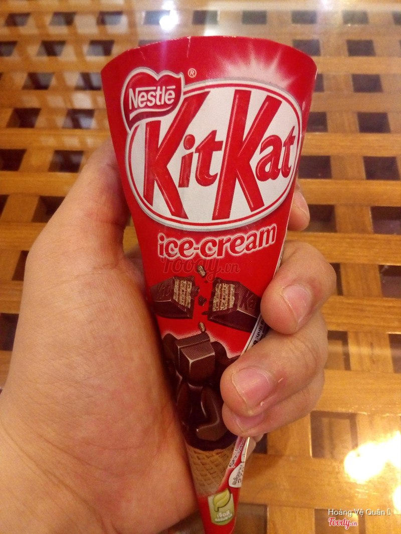 Kem kitkat sô cô la ăn được đó. 