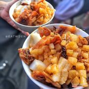 Vẫn chỉ vỏn vẹn 10k, có ngay một bát bánh đúc tàu nóng mềm, cùng giấm chua ngọt. Mắm giấm ở đây gây nghiện cực kì ấy. Nằm ngay cạnh hàng chè thập cẩm nên về chiều đông nghịt, ra muộn có khi không còn mà ăn. .