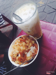 Đến đây lần đầu tiên. Món này ăn vào thứ nhất là thấy rất lạ miệng. Nhưng cx khá là ngon. Quán ngay cạnh quán chè nữa nên mình bonus thêm một cốc đỗ xanh 😆 quán rất nhỏ nên chỗ ngồi hơi chật :(( mình phải sang bên hàng chè ngồi ké 😔 chấm điểm 7/10 😋😋