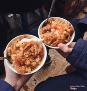 BÁNH ĐÚC TÀU. Mỗi lần đi ngang qua đây là không thể nào kiềm chế lòng mình mà phải tạt ngay vào để quất 1 bát luôn :( m thích ở đây vì bánh đúc nóng, trắng tinh,độ mềm vừa phải cùng nước chấm đậm đà mà kích thích vị giác vô cùng. Ăn bên trên có tôm bé xíu với đu đủ và thịt cùng chút mộc nhĩ. Mọi thứ kết hợp cùng nước chấm tạo nên một cực phẩm thật đấy :(( 