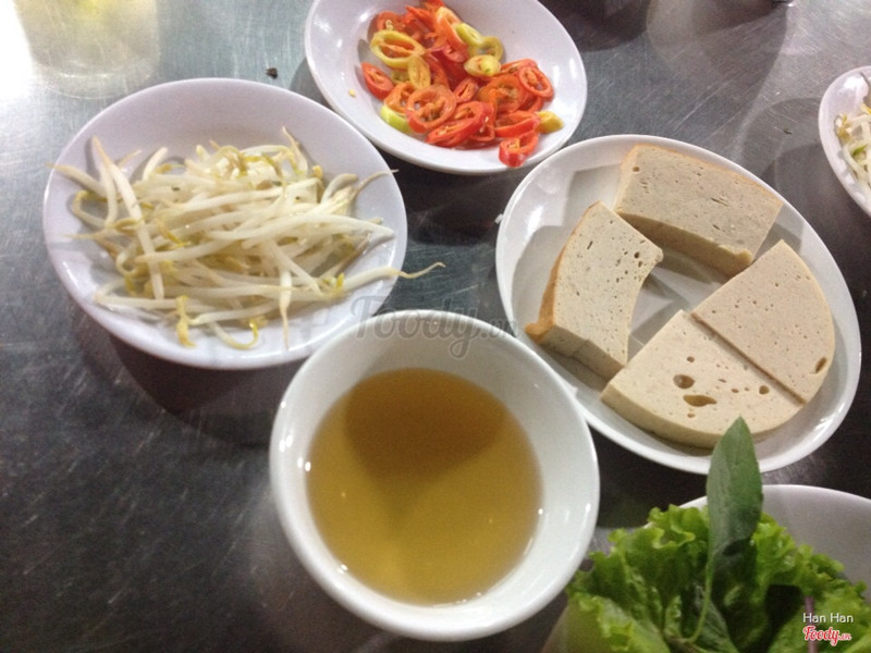 Chả, rau kèm bánh cuốn