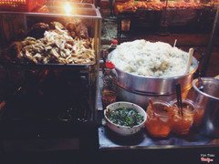 Cái xe xôi này bán chục năm ở Cà Mau rồi, bây giờ dì Hạnh dọn về Chợ Ngã Bảy bán. Hương vị xôi vừa lạ vừa ngon nên khá đông khách. Nếu ai có dịp ghé thăm Ngã Bảy - Hậu Giang thì nên ăn thử một lần.