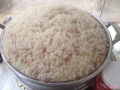 Xôi mặn nhưng trộn đậu phộng, dẻo thơm mùi nước cốt dừa, được hấp bằng lá dứa nên đi từ xa đã thơm nứt mũi.