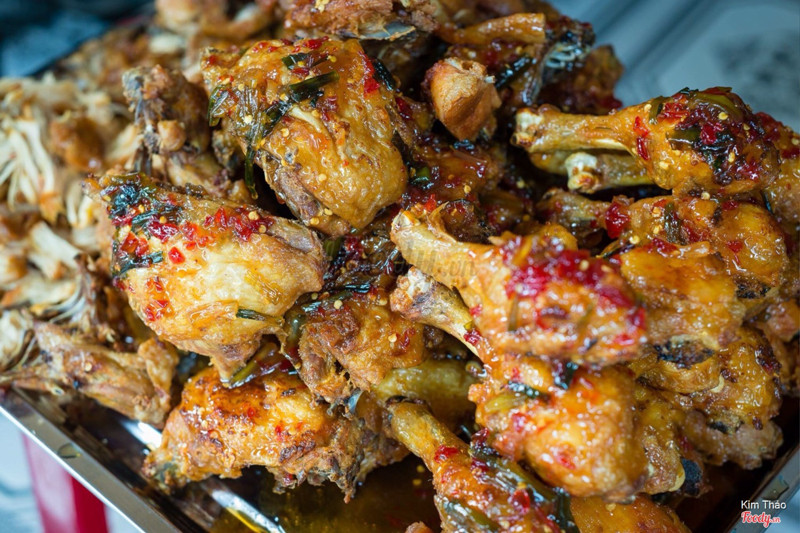 Gà đc chiên giòn tan sau đó rưới nước sốt lên, dì này cũng bán lẻ gà nữa đó