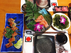 Cơm cuộn phủ lươn Nhật & Sashimi cá hồi