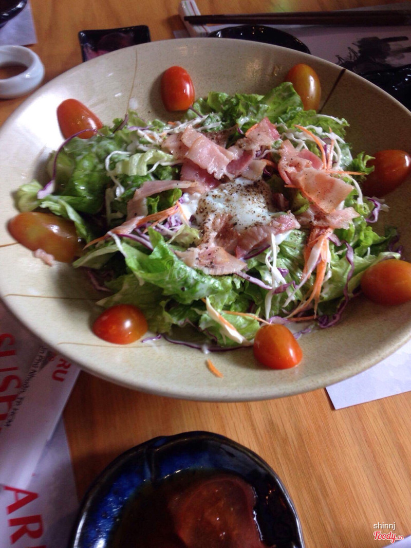 salat cái tô bự dị hoy chứ trộn xong xèo xuống còn hơi ít 