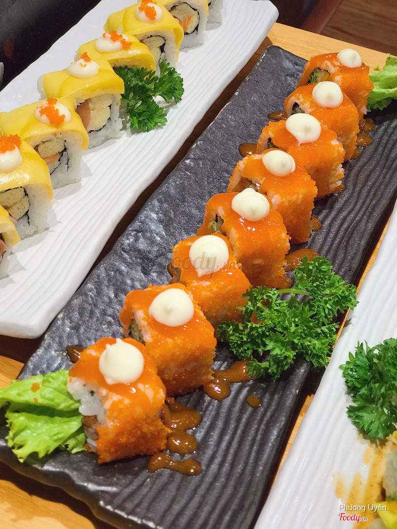 Cơm cuộn da cá hồi chiên (69k)