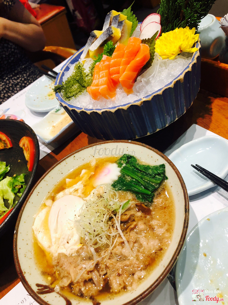 Mì udon và sashimi