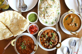 Cheese naan, mutton curry, 1 món gà, 1 món veg nhưng quên tên r