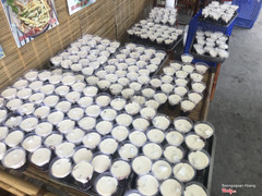 Gần 500 ly sữa chua nếp cẩm lại được ra lò để phục vụ khách yêu :)) P/s: Dù rất bận rộn nhưng cũng tranh thủ được vài kiểu,hihi.