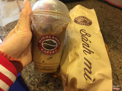 Sáng nay tranh thủ đi làm sớm để ghé vào mua cf và bánh mỳ,sáng nay mấy bạn làm hơi lâu,mình và 1 chị đứng đợi rất sót ruột vì trễ giờ làm,mong mấy bạn ấy sẽ nhanh tay hơn chút nửa,tks add