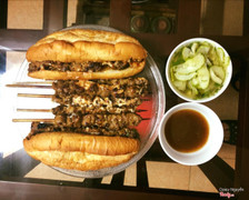 Thịt thơm ngon, mềm vừa phải, hương vị đậm đà. Chủ quán thì đẹp trai nhiệt tình lại hiền hiền ấy ợ, ăn thịt ngon mà lại còn được uống trà đá miễn phí nữa, mình thích cả nước sốt me tự làm siêu ngon