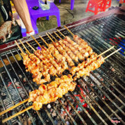 Thịt xiên nướng nóng hổi , Thít Thìn Thịt cổng trường Lam Sơn mới