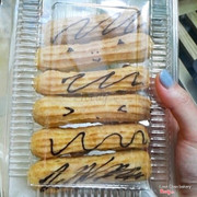 Bánh su kem dài, một hộp 6 cái. Vị chocolate, sữa trứng, trà xanh.