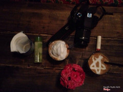 Cộng cà phê ))) Nghe caia tên cũng đã rất quen rồi.Mình đến đây vào buổi tối nên không khí rất nhẹ nhàng,cảm giác ấm cúng.Đồ uống thì không phải bàn rồi,rất chi là ngon ý:<.Nhân viên phục vụ cũng rất nhiệt tình nhưng hãy nở nụ cười lên nha.Mình vào nhân viên từ trc đến sau mặt lặng như tờ ý :< không cảm xúc luôn.Cách trang trí cũng khá lạ mắt,họ dùng lồng bàn,rổ để bày đèn nhìn khá hay.Điều hoà mát lạnh.Ngồi đây nhìn ra phố cx khá lãng mạn nha hihi