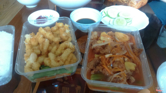 Cơm mực chiên và cơm thịt lợn chua ngọt
