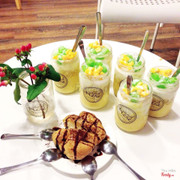 Bánh su: 25k. Chè xoài: 35k