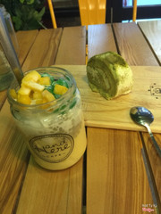 Chè xoài 35k & matcha roll cake 25k