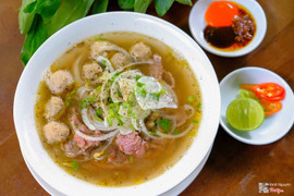 Phở t&#225;i vi&#234;n. Thịt t&#225;i tươi mềm, b&#242; vi&#234;n nhỏ nhưng chất lượng nhiều thịt b&#242; kh&#244;ng trộn bột, nước phở th&#234;m đậm đ&#224;.