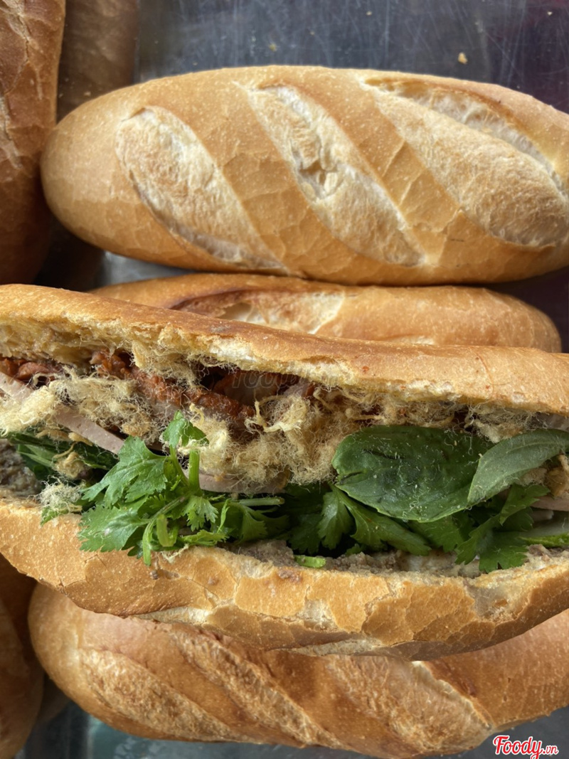 Bánh Mì giòn, pate dăm bông rất ngon