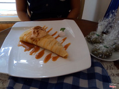 Crepe chuối sốt caramel kem vani và bột quế