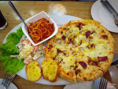 Combo 3 ng ăn: pizza cỡ lớn - mì ý bò bằm - bánh mì bơ tỏi - salad Nga - pepsi
