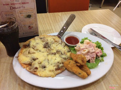 Combo 2: 1 pizza size M, 1 salad hoa quả, 2 pepsi, 1 cánh gà