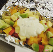 Salad hoa quả : hoa quả tươi , nhiều loại quả , 1 hộp cũng nhiều . Nhưng sốt k ngon vì đây là dùng sốt mayonnaise , ăn không hợp lắm , nếu thay thằng sốt kem ngọt và ngậy chắc sẽ ngon hơn 