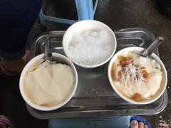 Quán khá dễ nhìn vì có biển to đùng ngay ngõ bên cạnh trường Nghĩa Tân,  ngồi ngoài vỉa hè thôi không có quạt gì đâu, chõi ngồi tầm trưa chắc nóng nắng phải biết. Được cái ngồi 1 lúc làm bát chè cho mát mà lại rẻ. Một bát khá to và nhiều, hình như 6k 1 bát, tào phớ nhiều có thạch chân châu, dừa khô dừa tươi đủ cả, ăn mát cả người. Đối diện còn có hàng nem cũng ngon. Nem khá to đẫy thịt. Sẽ quay lại ăn thường xuyên