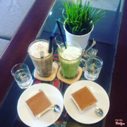 Ai là tín đồ của Matcha và cực kì mê Matcha như mình thì ko thể bỏ qua quán này 😍😍😍 Matcha đá xay ở đây siêu siêu ngon, thơm, béo, độ ngọt vừa phải đặc biệt đậm vị matcha chứ không nhạt nhẽo như quán khác. Gọi thêm 1 cup bánh ngọt nữa thì khỏi chê. Không gian yên tĩnh, quán trang trí đẹp, theo mình thì nó mang vẻ gì đó vintage pha 1 chút hiện đại. Mấy anh chị nhân viên dễ thương vs thân thiện lắm. Nói chung là thích vô cùng luôn ý 😙😙😙 