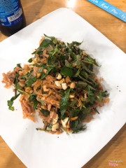 Chén trộn ngon, vừa ăn, thêm cái bánh tráng nướng là tuyệt vời