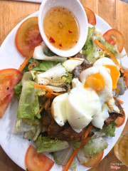 một trong những món đinh của quán - Salad bò trứng