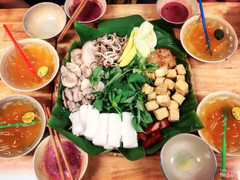 Ngon bổ rẻ. 1 phần thập cẩm là 55k ( trên hình là 2 phần). Trà tắc thì 9k quá ngon