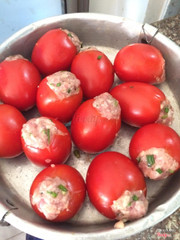 cà chua chuẩn bị chiên sơ rồi kho 